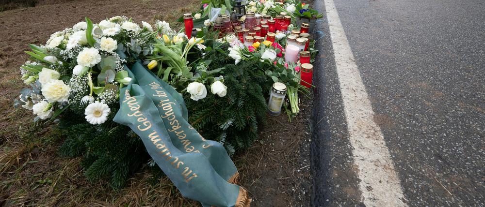 4. Februar 2022, Rheinland-Pfalz, Ulmet: Blumen und Kerzen stehen an dem Tatort, an dem Ende Januar 2022 bei Kusel zwei Polizeibeamte bei einer Verkehrskontrolle erschossen wurden.