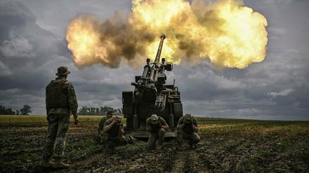 Ukrainische Soldaten an einem Geschütz im Donbass (Foto vom 15. Juni 2022)
