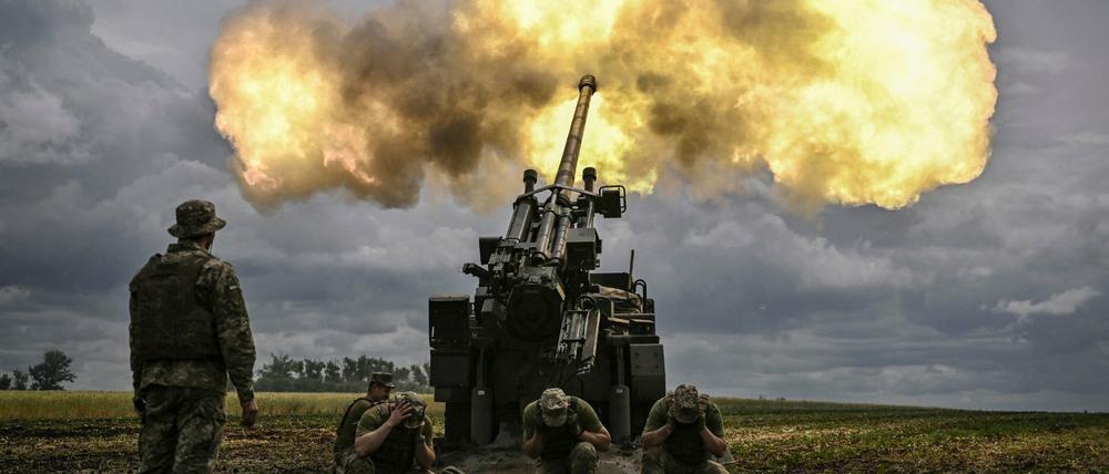 Ukrainische Soldaten an einem Geschütz im Donbass (Foto vom 15. Juni 2022)