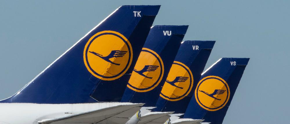 Passagiermaschinen der Lufthansa stehen auf dem Rollfeld des Flughafens Frankfurt.