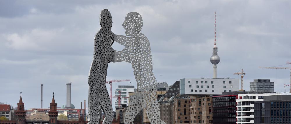 Der „Molecule Man“ steht seit 1999 als Wahrzeichen am Treptower Park in der Spree.