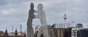 Der „Molecule Man“ steht seit 1999 als Wahrzeichen am Treptower Park in der Spree.