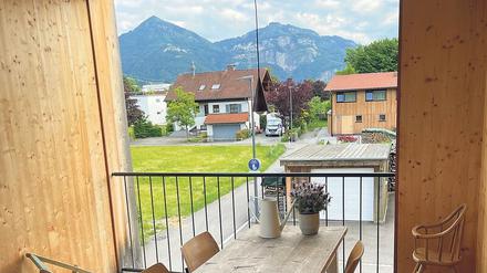 Geschützter Blick ins Grüne: Die Loggia öffnet das Einfamilienhaus von Sebastian Brandner in die Natur.