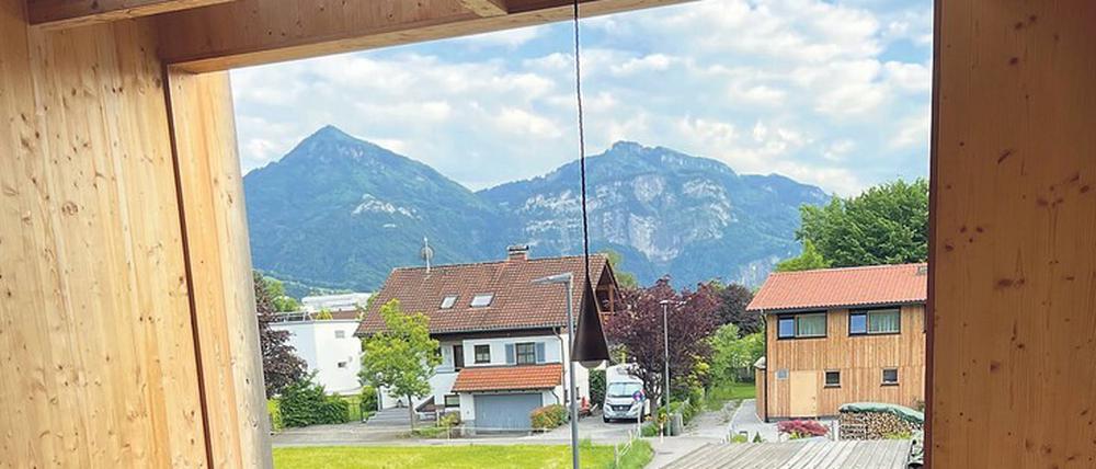 Geschützter Blick ins Grüne: Die Loggia öffnet das Einfamilienhaus von Sebastian Brandner in die Natur.
