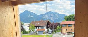 Geschützter Blick ins Grüne: Die Loggia öffnet das Einfamilienhaus von Sebastian Brandner in die Natur.