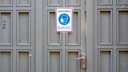Hinweisschild zur Maskenpflicht am Eingang einer Berliner Schule. 