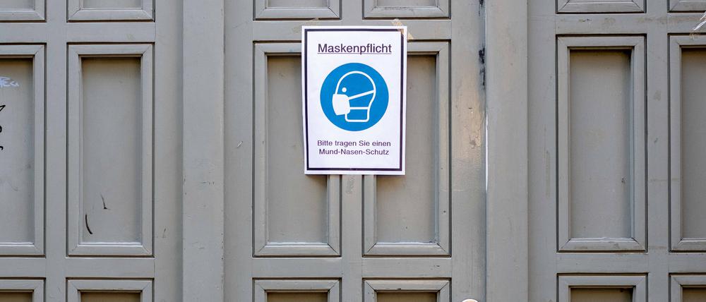 Hinweisschild zur Maskenpflicht am Eingang einer Berliner Schule.