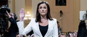 Cassidy Hutchinson wird im Untersuchungsausschuss zum 6. Januar als Zeugin vereidigt.
