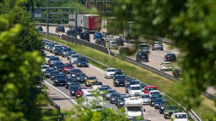 Rückreiseverkehr zum Ende der Pfingstferien in Bayern auf der Autobahn A8 bei Irschenberg.