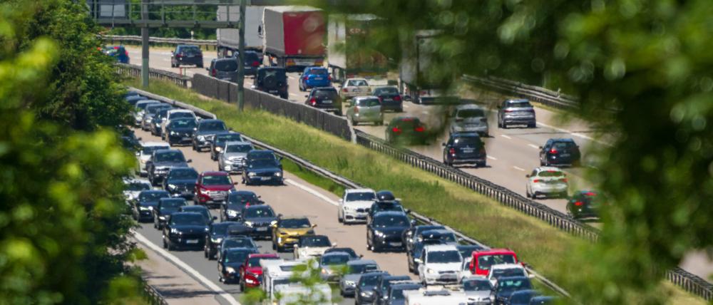 Rückreiseverkehr zum Ende der Pfingstferien in Bayern auf der Autobahn A8 bei Irschenberg.