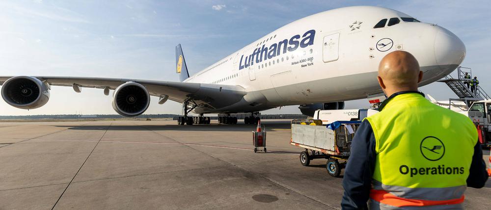 Eine Airbus A380 steht abflugbereit am Frankfurter Flughafen.