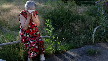 Eine Ukrainerin betrauert den Verlust ihres gefallenen Mannes in der Region Charkiw.