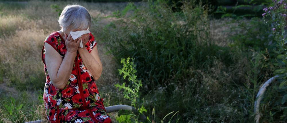 Eine Ukrainerin betrauert den Verlust ihres gefallenen Mannes in der Region Charkiw.