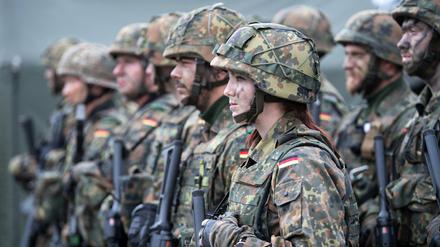 Eine Bundeswehr-Soldatin mit Kameraden in Litauen (Archivbild von 2017)