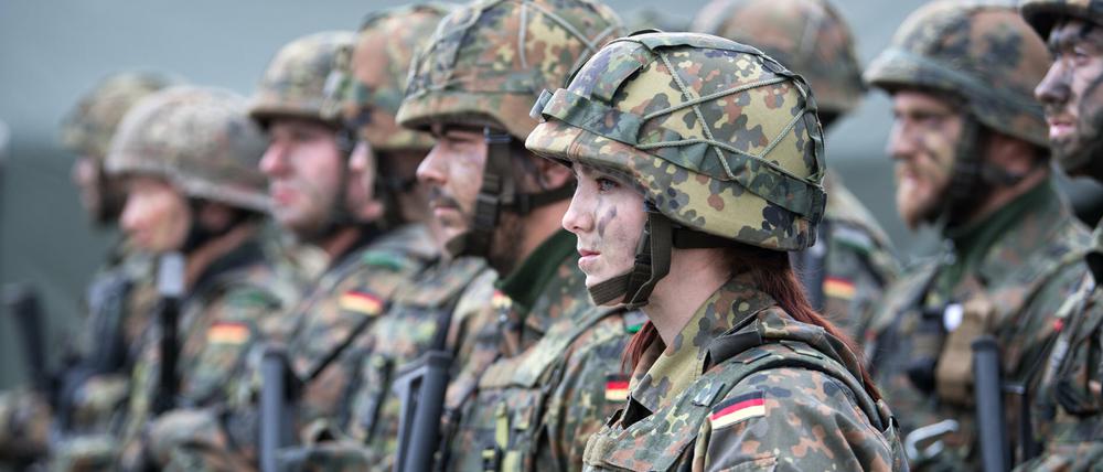 Eine Bundeswehr-Soldatin mit Kameraden in Litauen (Archivbild von 2017)