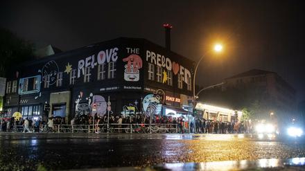Die Schlange vor dem Kit-Kat in der Köpenicker Straße in Mitte, einem beliebtem Fetisch-Club in Berlin.