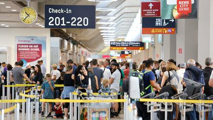 Wartende Passagiere am Flughafen Köln/Bonn (am 25. Juni 2022)