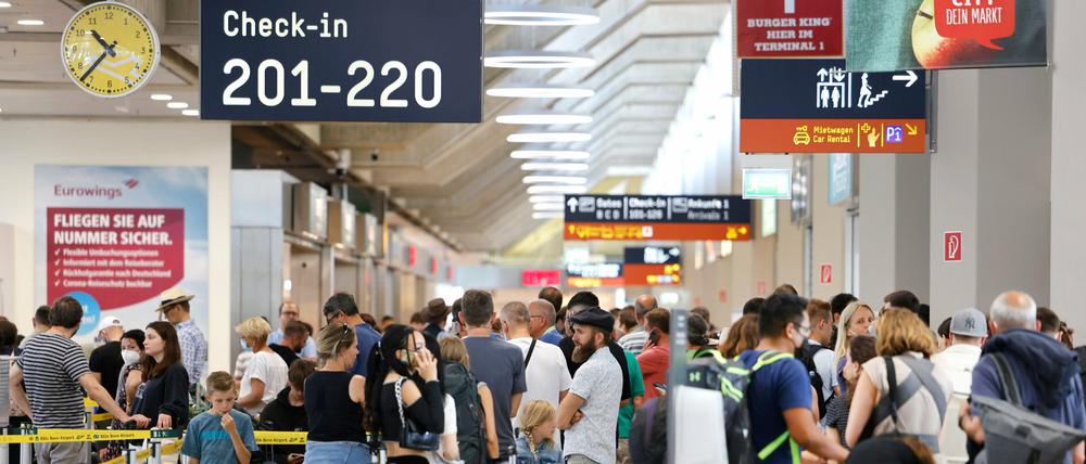 Wartende Passagiere am Flughafen Köln/Bonn (am 25. Juni 2022)