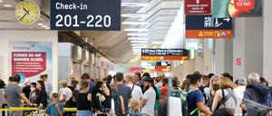 Wartende Passagiere am Flughafen Köln/Bonn (am 25. Juni 2022)