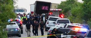 Ermittler am Fundort des Lastwagens mit den Dutzenden Leichen 