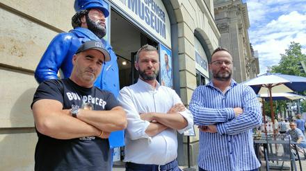 Die Geschäftsführung des 2021 eröffneten Bud Spencer Museums Berlin. V.l.n.r.: Finanzchef Axel Hoffmann, Geschäftsführer Matteo Luschi und Gesellschafter Michael Maaß