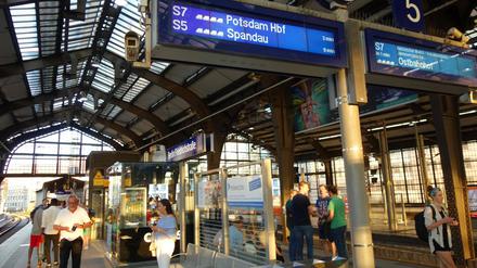 Am Stadtbahn-Gleis hält die S7 am Berliner Bahnhof Friedrichstraße - hier ereignete sich die Attacke in der Nacht.