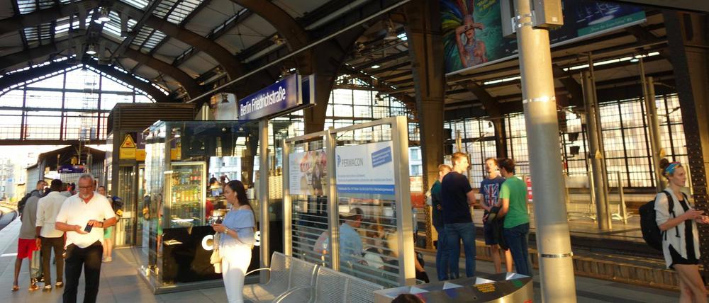 Am Stadtbahn-Gleis hält die S7 am Berliner Bahnhof Friedrichstraße - hier ereignete sich die Attacke in der Nacht.