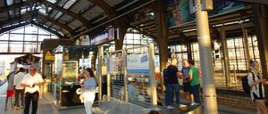 Am Stadtbahn-Gleis hält die S7 am Berliner Bahnhof Friedrichstraße - hier ereignete sich die Attacke in der Nacht.