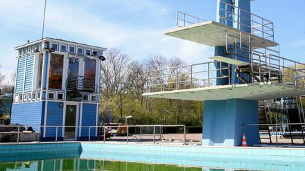Der Sprungturm führt direkt ins 50-Meter-Becken. 