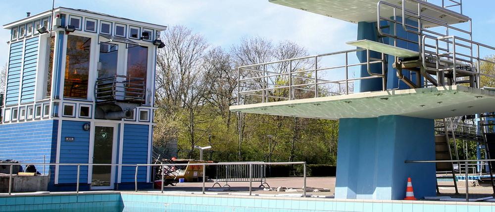 Der Sprungturm führt direkt ins 50-Meter-Becken.