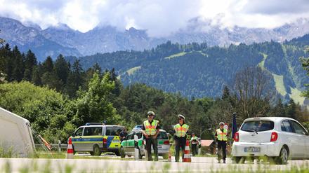Polizisten stehen bei einer Verkehrskontrolle am Ortseingang von Garmisch-Partenkirchen.