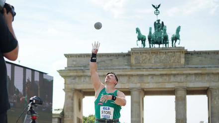 David Storl beim Kugelstoßen vor dem Brandenburger Tor. Die Fernsehkameras waren immer dabei.