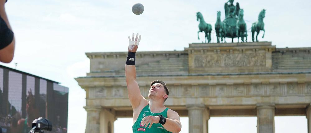 David Storl beim Kugelstoßen vor dem Brandenburger Tor. Die Fernsehkameras waren immer dabei.