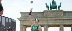 David Storl beim Kugelstoßen vor dem Brandenburger Tor. Die Fernsehkameras waren immer dabei.
