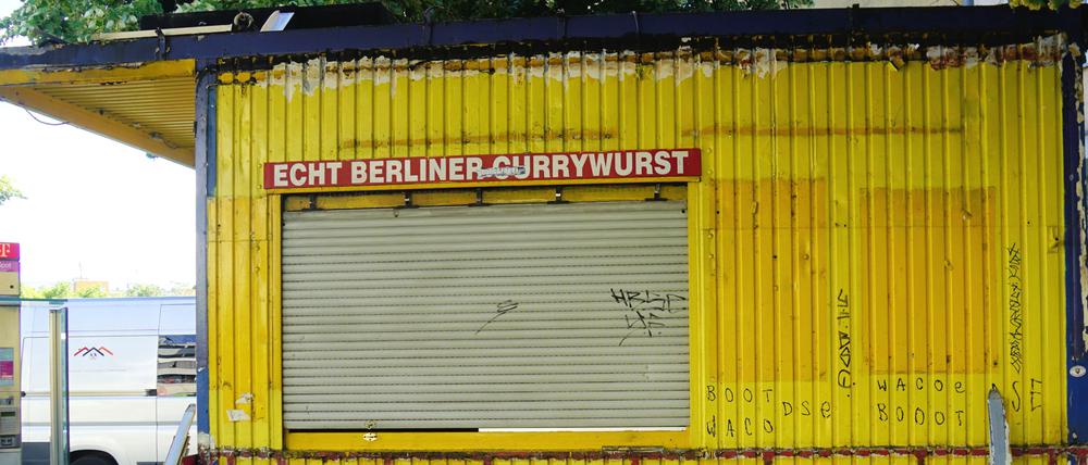 Geschlossene gelb-blaue Imbissbude am Stuttgarter Platz in Berlin-Charlottenburg.