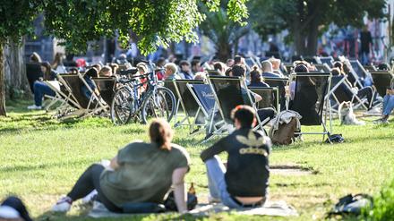 Beliebter Sommer-Treffpunkt: der James-Simon-Park an der Spree in Mitte.