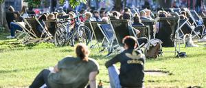 Beliebter Sommer-Treffpunkt: der James-Simon-Park an der Spree in Mitte.