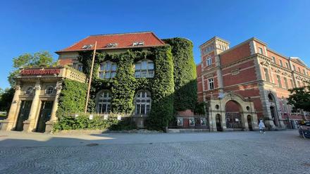 Überall Kultur: Links die Altstadtbibliothek, rechts die Volkshochschule - durchs Tor geht es zum Open-Air-Kino im Hof.