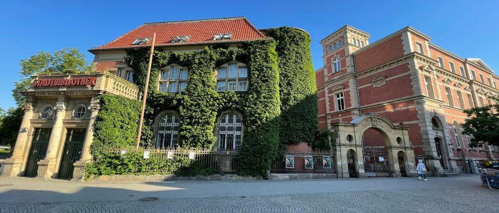 Überall Kultur: Links die Altstadtbibliothek, rechts die Volkshochschule - durchs Tor geht es zum Open-Air-Kino im Hof.