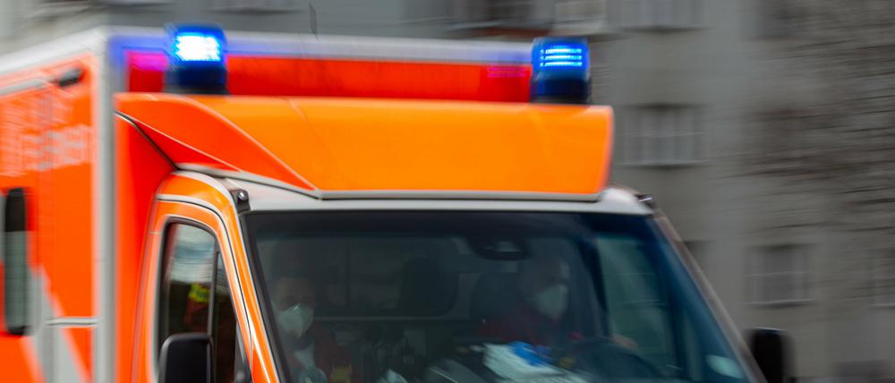 Ein Rettungswagen der Feuerwehr im Einsatz. (Symbolbild)