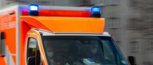 Ein Rettungswagen der Feuerwehr im Einsatz. (Symbolbild)
