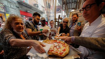 Gino Sorbillo (rechts) verteilt Gratis-Pizza.