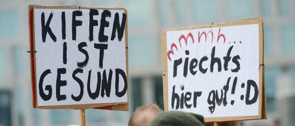 "Kiffen ist gesund" - Plakate werden in Berlin bei der 18. Hanfparade hoch gehalten (Archivbild).