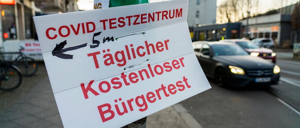 Ein Schild aus Pappe weist in Berlin-Köpenick auf ein Corona-Testzentrum hin.