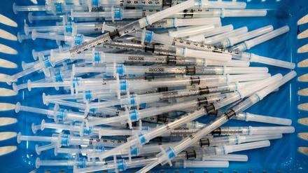 Spritzen befüllt mit dem Pfizer-BioNTech-Impfstoff gegen das Coronavirus. 