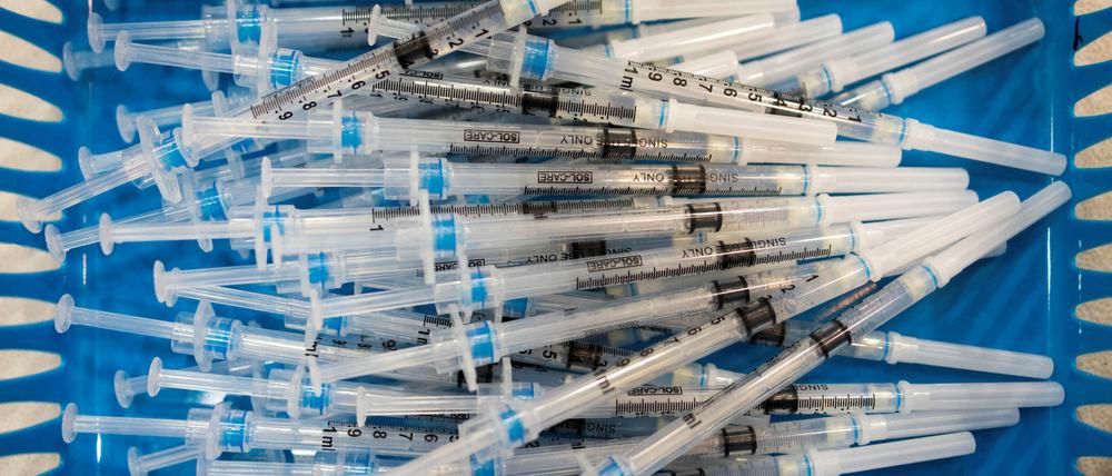 Spritzen befüllt mit dem Pfizer-BioNTech-Impfstoff gegen das Coronavirus. 