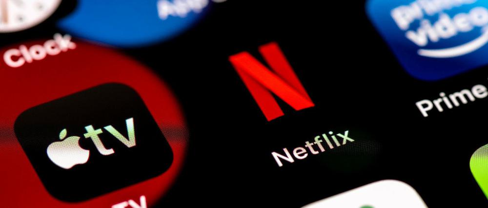 Die Streaminganbieter Netflix, Apple TV und Amazon Prime auf einem Handy Display.