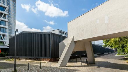 Die Verbindung bleibt. Übergang vom Hauptgebäude des Hamburger Bahnhofs zu den Rieckhallen.