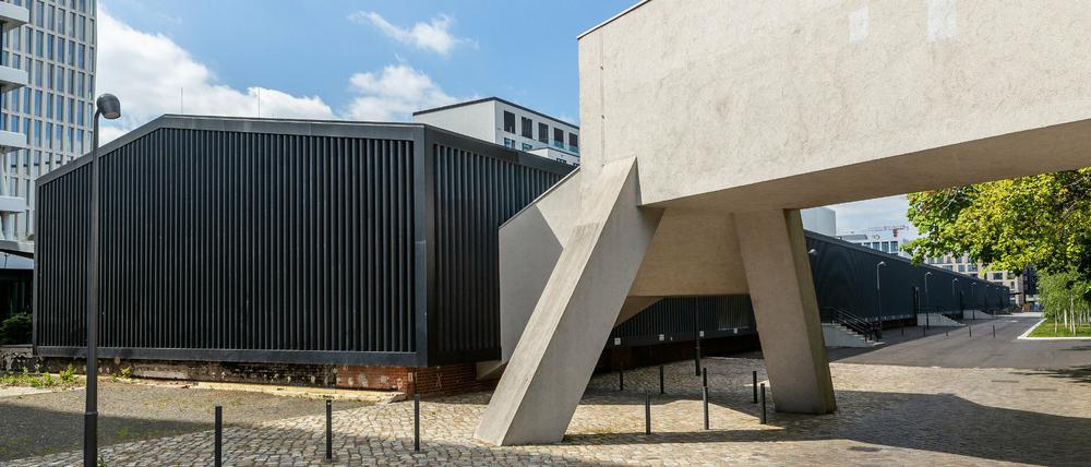 Die Verbindung bleibt. Übergang vom Hauptgebäude des Hamburger Bahnhofs zu den Rieckhallen.