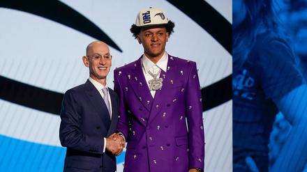 Paolo Banchero posiert neben NBA-Boss Adam Silver, nachdem er im Draft an erster Stelle ausgewählt wurde.